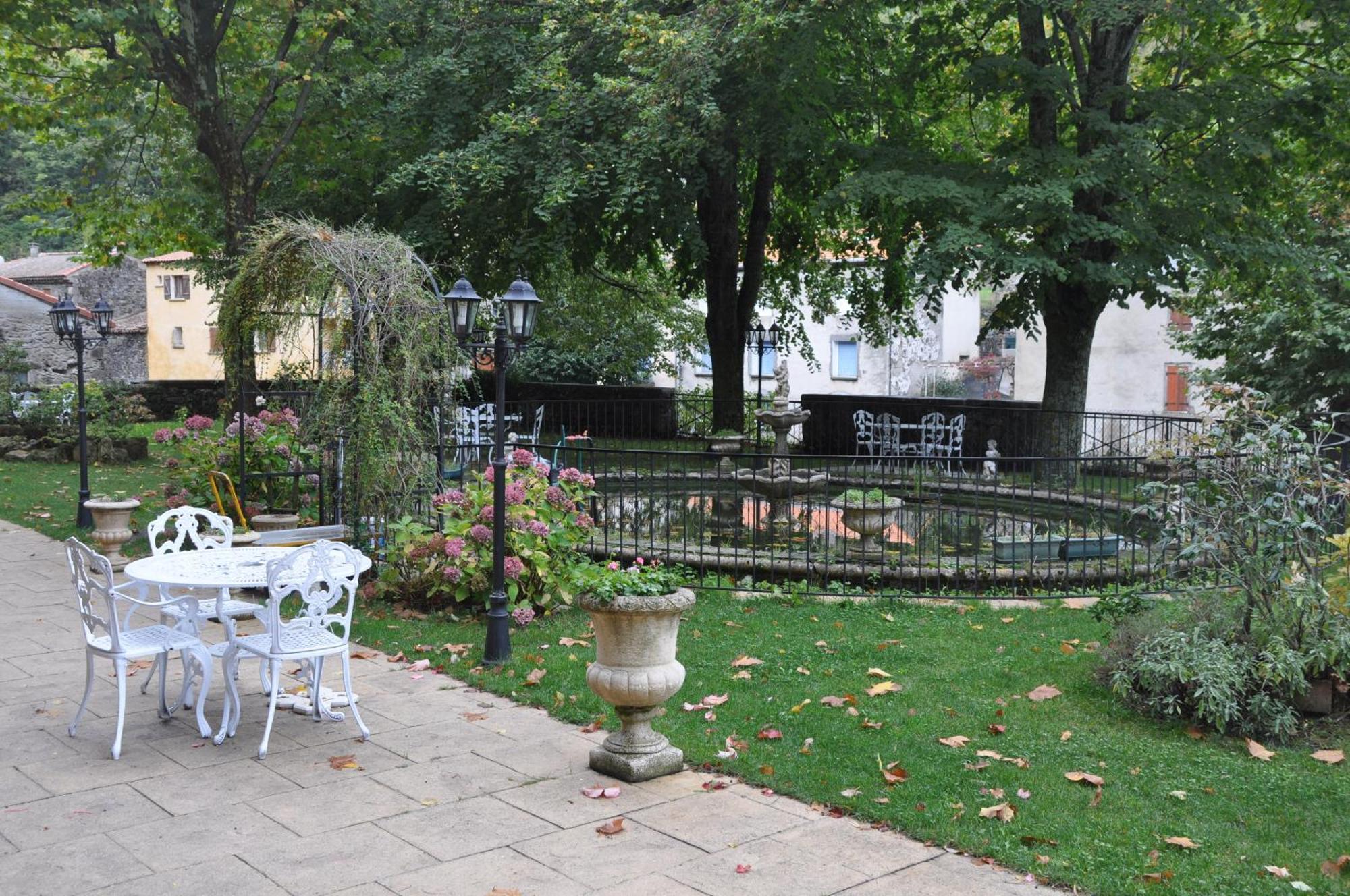 Logis Hostellerie Du Grand Duc Hotel Restaurant Gincla Exterior foto